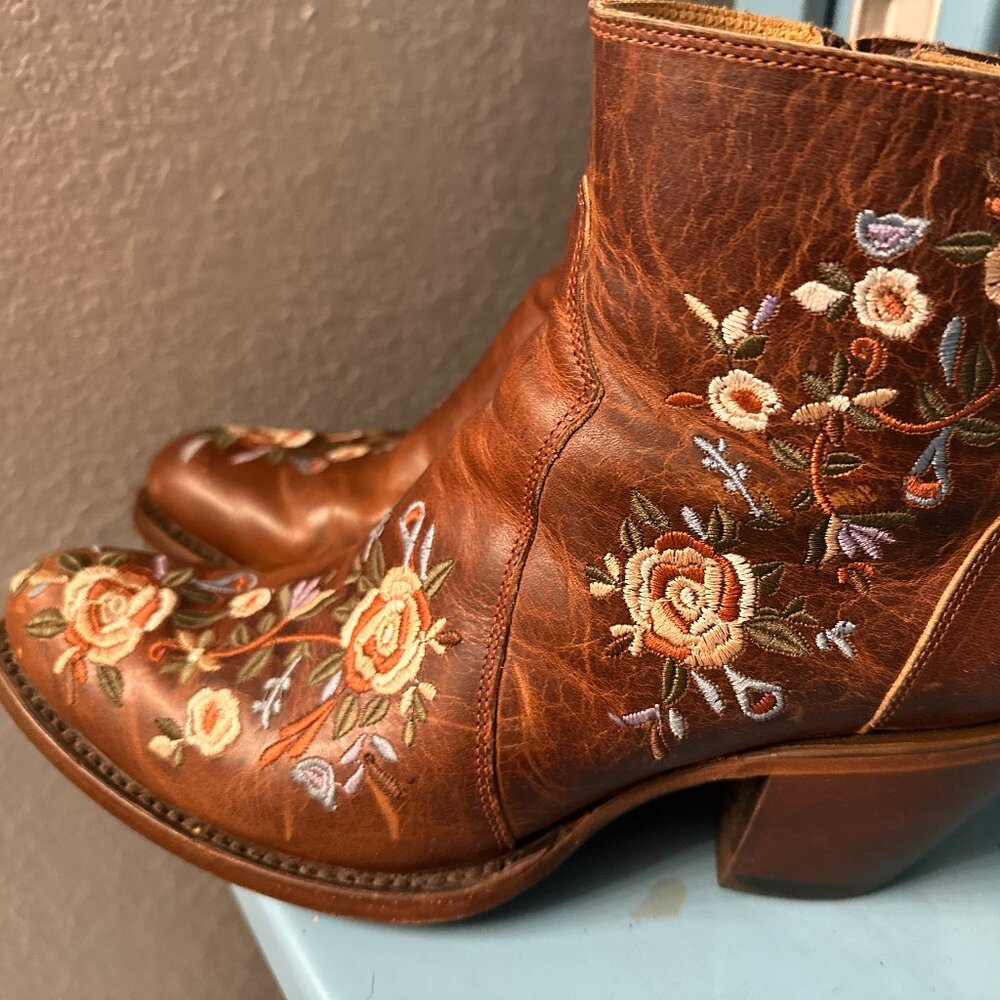 Shyanne Millie Floral Cowboy Boots - Size 9
